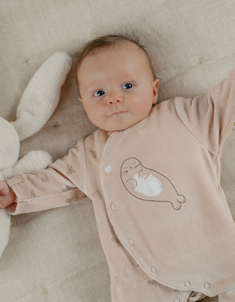 Pyjama bébé en velours écru avec broderie phoque