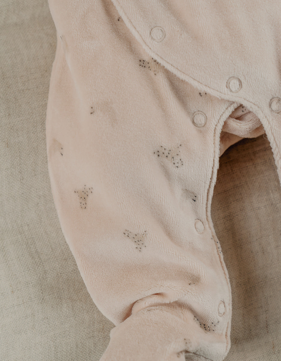 Pyjama bébé en velours écru avec broderie phoque
